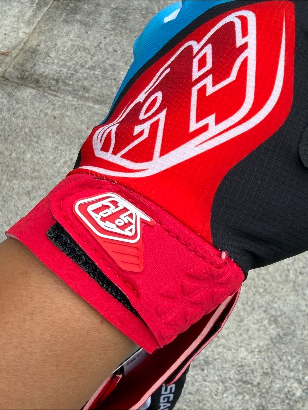 Gloves - Picture 5 of 11